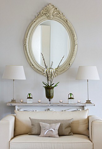 WHITE_HOUSE_FAMILY_ROOM_DECORATIVE_CREAM_WOODEN_FRAMED_MIRROR_ABOVE_WHITE_DECORATIVE_CONSOLE_TABLE_D