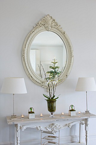 WHITE_HOUSE_FAMILY_ROOM_DECORATIVE_CREAM_WOODEN_FRAMED_MIRROR_ABOVE_WHITE_DECORATIVE_CONSOLE_TABLE_D