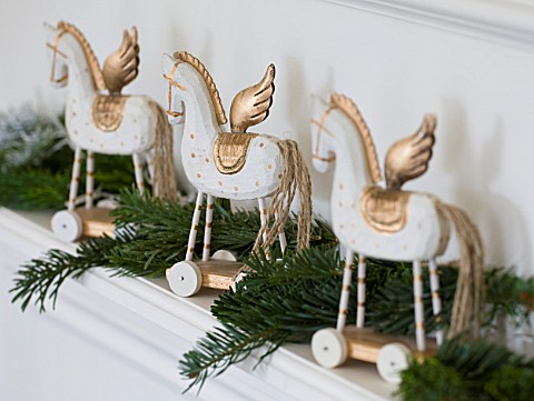 WHITE_HOUSE_GIRLS_BEDROOM__CHRISTMAS_MANTELPIECE_DISPLAY__FRESH_PINE_TRIMMINGS_AND_THREE_WHITE_AND_G
