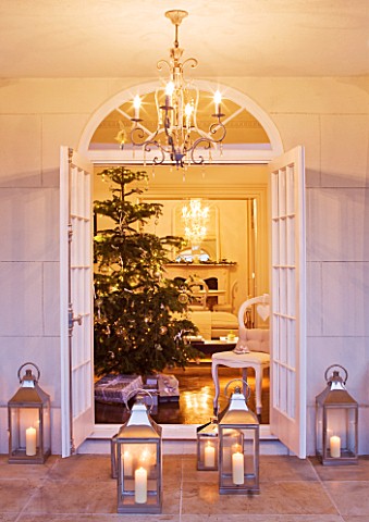 WHITE_HOUSE_VIEW_THROUGH_DOUBLE_FRENCH_DOORS_INTO_LIVING_ROOM__CHRISTMAS_TREE_AND_PRESENTS_LANTERNS_