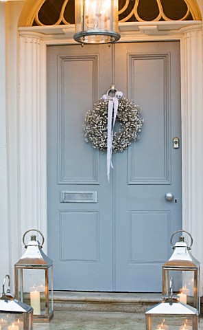 WHITE_HOUSE_HOUSE_FRONT_WITH_PALE_GREY_FRONT_DOOR_DECORATED_WITH_WHITE_GYPSOPHILA_CHRISTMAS_WREATH_A