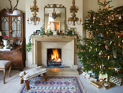 SARAH_BAKERS_HOUSE__THE_OLD_VICARAGE__SOMERSET_SITTING_ROOM_READY_FOR_CHRISTMAS_WITH_CHRISTMAS_TREE_