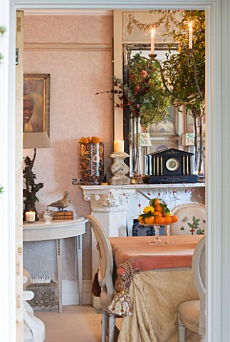 SARAH_BAKERS_HOUSE__THE_OLD_VICARAGE__DINING_ROOM__VINTAGE_CHAIRS__LAMOS__MIRROR__MISTLETOE_CLAD_CEN