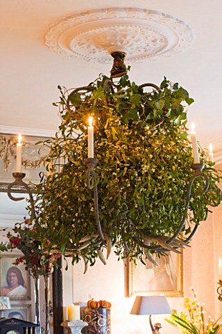 SARAH_BAKERS_HOUSE__THE_OLD_VICARAGE_DINING_ROOM_MISTLETOE_CLAD_CENTRAL_CEILING_CANDELEBRA_DECKED_OU