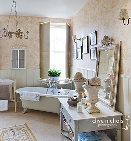 SARAH_BAKERS_HOUSE__THE_OLD_VICARAGE_BATHROOM_WITH_BATH__SHELVED_CONSOLE__VINTAGE_MIRROR_AND_SHELLS_