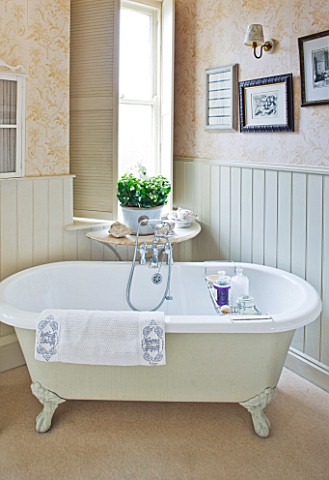 SARAH_BAKERS_HOUSE__THE_OLD_VICARAGE_BATHROOM_VINTAGE_FEEL_WITH_ROLL_TOP_BATH_AND_DISPLAYS_OF_SHELL_