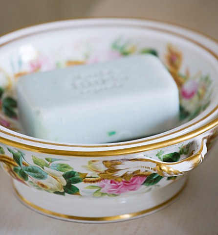 SARAH_BAKERS_HOUSE__THE_OLD_VICARAGE_BATHROOM_DECORATIVE_VINTAGE_CHINA_BOWL_WITH_SOAP