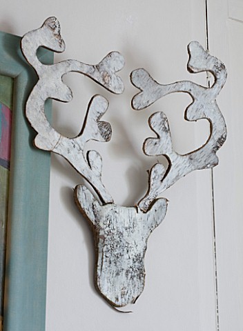 SARAH_BAKERS_HOUSE__THE_OLD_VICARAGE_FAMILY_ROOM_DEERS_HEAD_WOOD_BARK_WALL_DECORATION