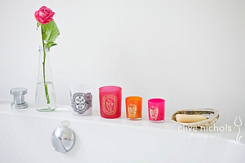 TARA_NASHKING_HOUSE__LONDON_ORNAMENTS__CANDLES___BOTTLE_WITH_ROSE_AND_SHELL_SOAP_HOLDER_AROUND_EDGE_