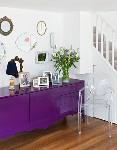 TARA_NASHKING_HOUSE__LONDON_LIVING_ROOM__VINTAGE_MIRRORS_DISPLAYED_ABOVE_BLACK_CABINET_PAINTED_WITH_