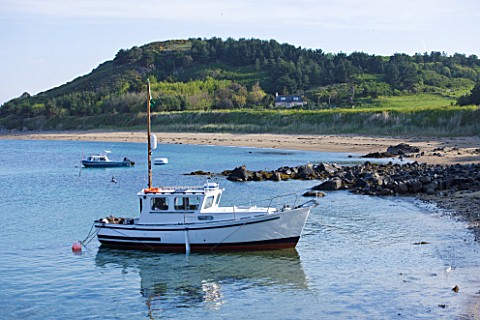 HERM_ISLAND__CHANNEL_ISLANDS__VIEW_TO_FISHERMANS_BEACH_WITH_BOAT_IN_THE_FOREGROUND
