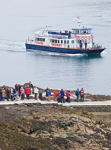 HERM_ISLAND__CHANNEL_ISLANDS__THE_FERRY_ARRIVES_AT_HERM