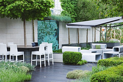 CHELSEA_2012__ROOFTOP_OFFICE_GARDEN_BY_PAT_FOX_OF_ARALIA_GARDEN_DESIGN_TABLE_WITH_TREE_AND_CHAIIRS__