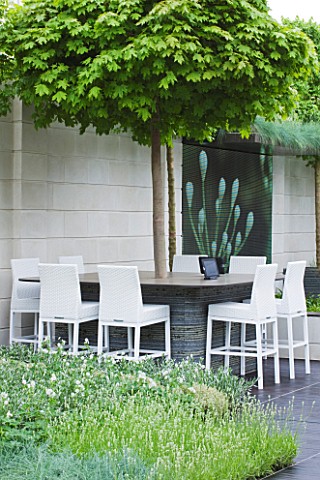 CHELSEA_2012__ROOFTOP_OFFICE_GARDEN_BY_PAT_FOX_OF_ARALIA_GARDEN_DESIGN_TABLE_WITH_TREE_AND_CHAIIRS__