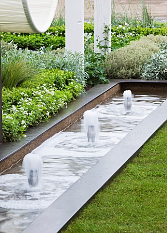 CHELSEA_2012__ROOFTOP_OFFICE_GARDEN_BY_PAT_FOX_OF_ARALIA_GARDEN_DESIGN_RILL_WITH_MINI_FOUNTAINS
