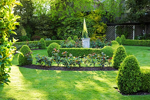 GRANGE_COURT__GUERNSEY_THE_FORMAL_ROSE_GARDEN_WITH_CLIPPED_BOX_AND_MIRRORED_OBELISK_AT_CENTRE