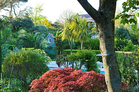 MILLE_FLEURS__GUERNSEY_VIEW_ACROSS_THE_SWIMMING_POOL_TO_THE_HOUSE