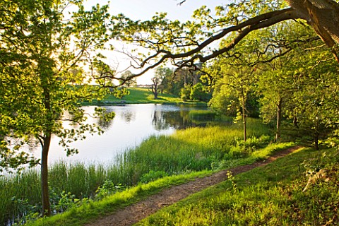 DUDMASTON_ESTATE__SHROPSHIRE_THE_NATIONAL_TRUST_MAY_2012__PATH_BESIDE_THE_LAKE_IN_SPRING