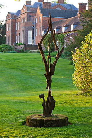 DUDMASTON_ESTATE__SHROPSHIRE_THE_NATIONAL_TRUST_MAY_2012__METAL_SCULPTURE_WITH_VIEW_TOWARDS_THE_HOUS