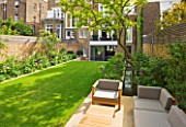 DESIGNER BUTTER WAKEFIELD  LONDON: SMALL CITY GARDEN WITH LAWN  TABLE AND CHAIRS