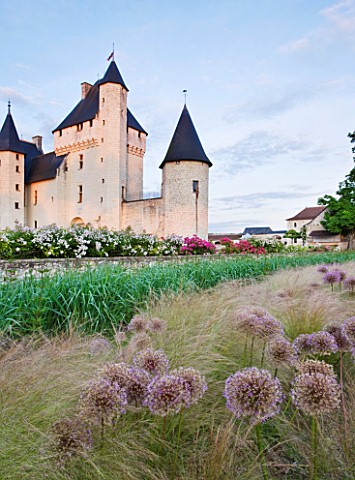 CHATEAU_DU_RIVAU__LOIRE_VALLEY__FRANCE_THE_CHATEAU_IN_EVENING_LIGHT_SEEN_FROM_THE_RAPUNZEL_GARDEN_WI