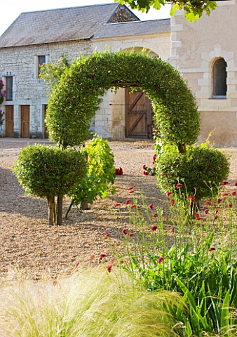 CHATEAU_DU_RIVAU__LOIRE_VALLEY__FRANCE_BEAUTIFUL_TOPIARY_ARCH_IN_THE_COURTYARD