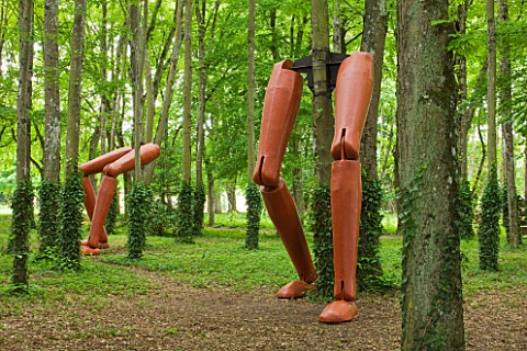 CHATEAU_DU_RIVAU__LOIRE_VALLEY__FRANCE_BASERODES_RUNNING_FOREST_SCULPTURES_IN_THE_WOODLAND
