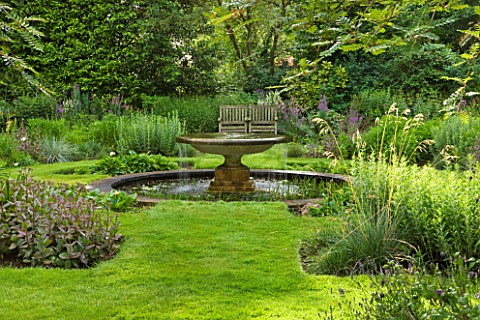 OLD_THATCH__BERKSHIRE_LAWN_AND_WATER_GARDEN_WITH_FOUNTAIN_AND_POOL