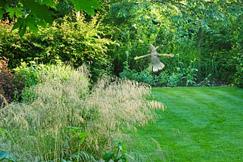 OLD_THATCH__BERKSHIRE_LAWN_AND_GRASS_BORDER_WITH_BRONZE_RABBIT_BY_STEPHEN_CHARLTON