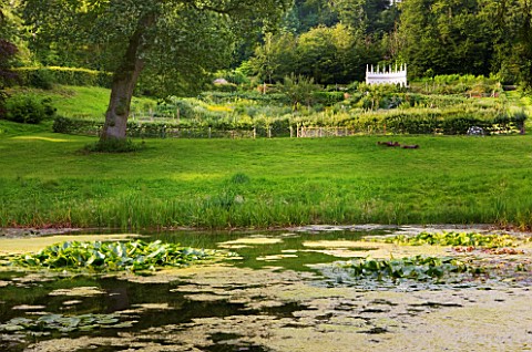 PAINSWICK_ROCOCO_GARDEN__GLOUCESTERSHIRE_POOL_WITH_EXEDRA_IN_BACKGROUND
