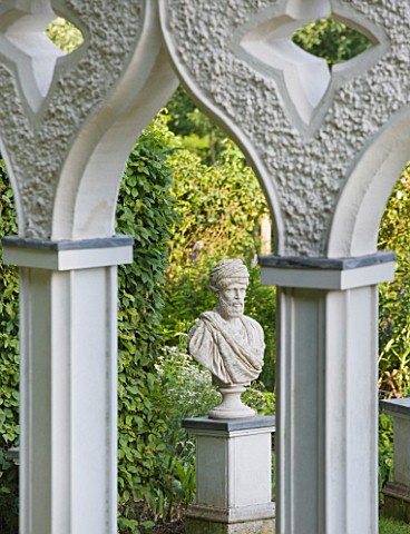 PAINSWICK_ROCOCO_GARDEN__GLOUCESTERSHIRE_THE_EXEDRA_WITH_STATUE_BEHIND