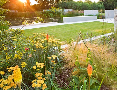 DEW_POND_HOUSE_DESIGN_BY_WILSON_MCWILLIAM_STUDIO__MAIN_LAWN_AND_TERRACE_IN_EVENING_LIGHT__ACHILLEA_T