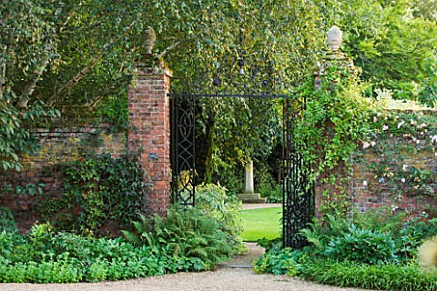 PECKOVER_HOUSE__WISBECH__CAMBRIDGESHIRE_THE_NATIONAL_TRUST__VIEW_FROM_THE_POOL_GARDEN_THOUGH_GATE_TO