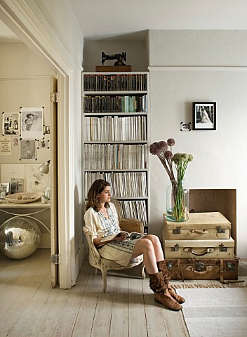TWIG_HUTCHINSON_HOUSE__LONDON_TWIG_IN_WHITE_LIVING_ROOM_WITH_CHAIR__BOOKCASE__ALLIUMS_IN_GLASS_JAR_W