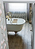 TWIG HUTCHINSON HOUSE  LONDON: BATHROOM WITH WOODEN FLOORBOARDS AND BATH