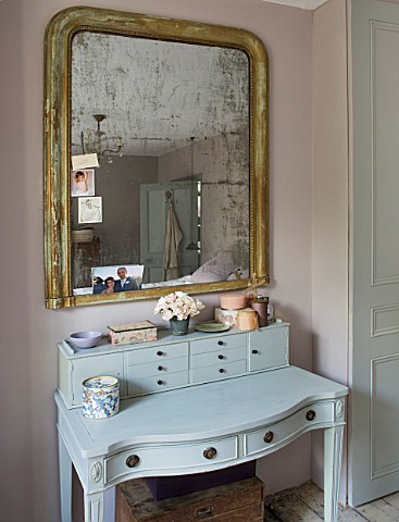 TWIG_HUTCHINSON_HOUSE__LONDON_BEDROOM_WITH_DRESSING_TABLE_AND_GOLD_EDGED_MIRROR