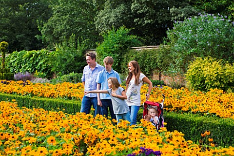 CLIVEDEN__BUCKINGHAMSHIRE__THE_NATIONAL_TRUST__FAMILY_IN_THE_LONG_GARDEN