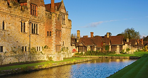 HEVER_CASTLE__KENT__AUTUMN_VIEW_OF_THE_CASTLE_ACROSS_THE_MOAT_WITH_THE_ASTOR_WING_ON_THE_RIGHT