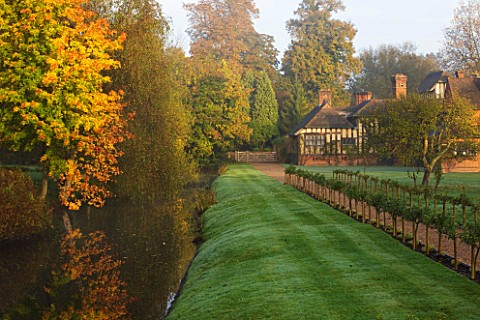 HEVER_CASTLE__KENT__AUTUMN_VIEW_OF_THE_ASTOR_WING_WITH_THE_MOAT_ON_THE_LEFT