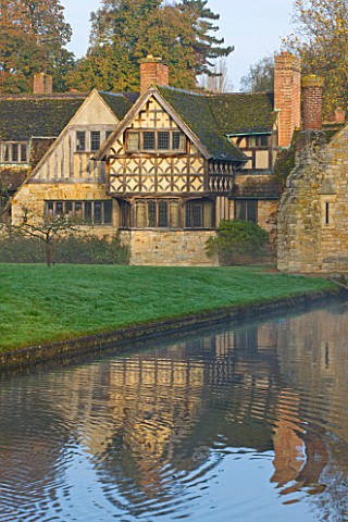 HEVER_CASTLE__KENT__AUTUMN_VIEW_OF_THE_ASTOR_WING_REFLECTED_IN_THE_MOAT__REFLECTION