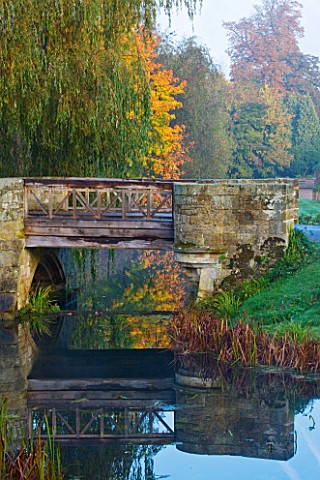 HEVER_CASTLE__KENT__AUTUMN_BRIDGE_OVER_THE_MOAT_WITH_REFLECTIONS