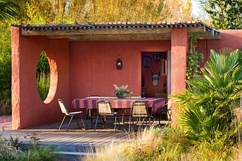 AFRICAN_GARDEN__PROVENCE__FRANCE_DESIGNER_DOMINIQUE_LAFOURCADE_TERRACOTTATONED_STUCCO_WALLS_OF_THE_P