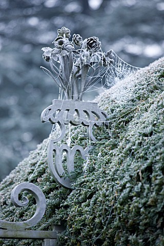 HAMPTON_COURT_CASTLE_AND_GARDENS__HEREFORDSHIRE_ORNATE_METAL_FLOWER_DECOARATION_ON_TOP_OF_GATE_IN_WA