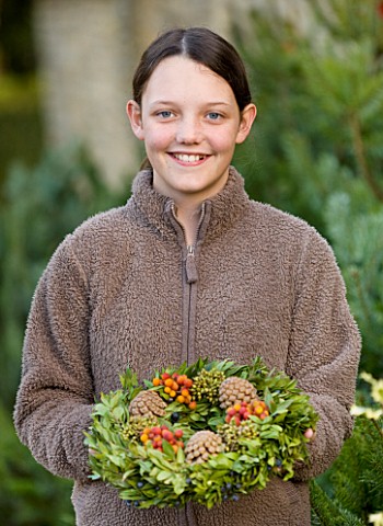 THE_GARDEN_AND_PLANT_COMPANY__HATHEROP__GLOUCESTERSHIRE_EMILY_WITH_FOLIAGE__BERRY_AND_CONE_WREATH
