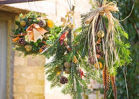 THE_GARDEN_AND_PLANT_COMPANY__HATHEROP__GLOUCESTERSHIRE_WREATHS__TIES_MADE_FROM_NATURAL_FOLIAGE__FRU