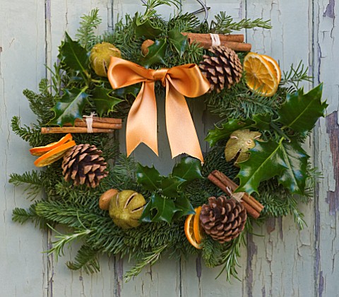 THE_GARDEN_AND_PLANT_COMPANY__HATHEROP__GLOUCESTERSHIRE_NATURAL_FIR_WREATH_DECORATED_WITH_HOLLY__ROS