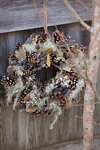 THE_GARDEN_AND_PLANT_COMPANY__HATHEROP__GLOUCESTERSHIRE_NATURAL_WOODLAND_TWIG_WREATH_WITH_PINECONES_