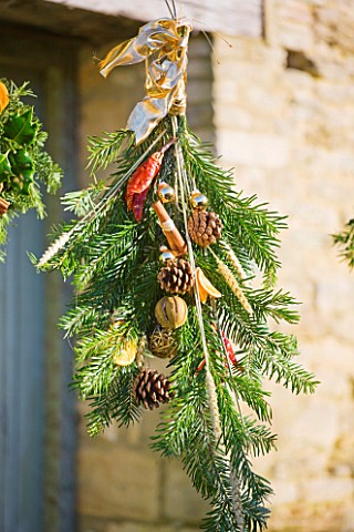 THE_GARDEN_AND_PLANT_COMPANY__HATHEROP__GLOUCESTERSHIRE_FESTIVE_HANDTIE_WITH_PINE__PINE_CONES__CINNA