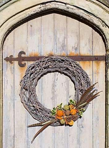 THE_GARDEN_AND_PLANT_COMPANY__HATHEROP__GLOUCESTERSHIRE_NATURAL_TWIG_WREATH_DRESSED_WITH_HOLLY_PINE_
