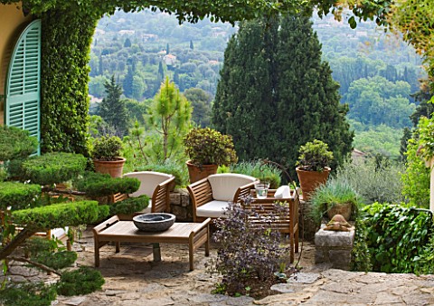 VILLA_FORT_FRANCE__GRASSE__FRANCE_A_PLACE_TO_SIT__TERRACE_BY_THE_VILLA_WITH_TABLE_AND_CHAIRS_AND_VIE